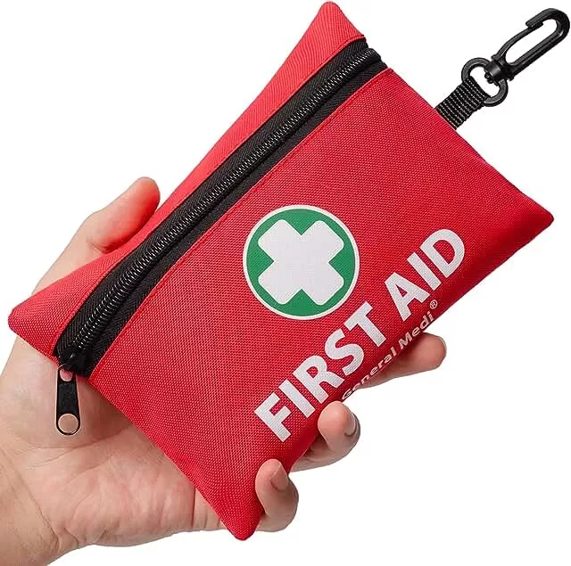 General Medi Mini botiquín de primeros auxilios, 110 piezas pequeño botiquín de primeros auxilios - Incluye 
Manta de aluminio de emergencia, tijeras para viajes, hogar, oficina, vehículo,